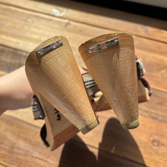 Burberry Vintage Striped Wooden Heeled Cross Strap Sandals Size 40 - Picture 7 of 11